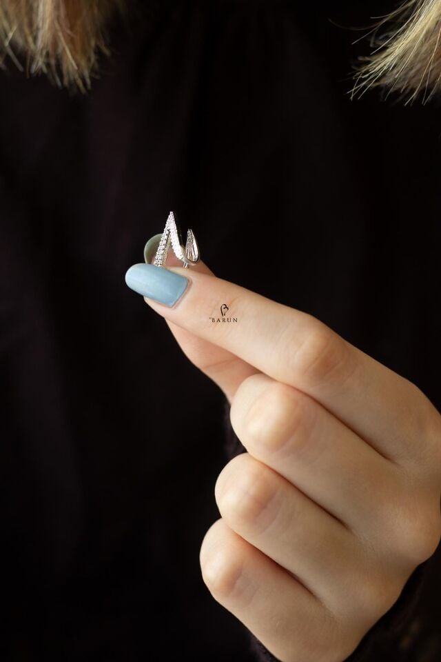 Gümüş Rengi Üçgen Model İki Sıralı Beyaz Yuvarlak Taşlı 925 Ayar Gümüş Kıkırdak Küpe Earcuff