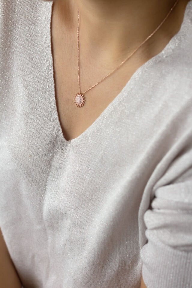 Güneş Model Beyaz Taşlı Yuvarlak 925 Ayar Gümüş Kolye