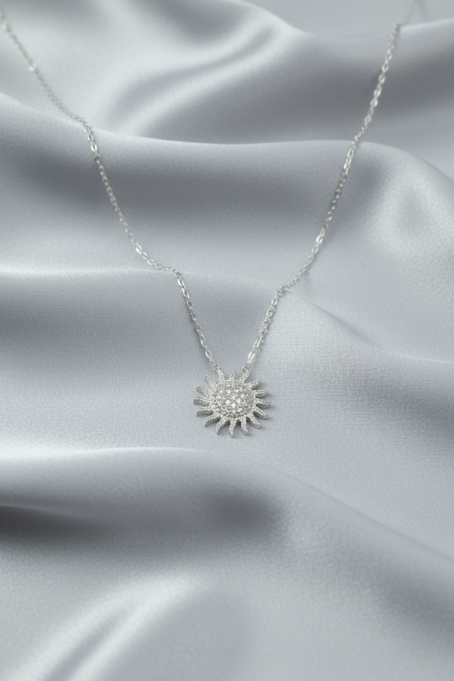 Güneş Model Beyaz Taşlı Yuvarlak 925 Ayar Gümüş Kolye