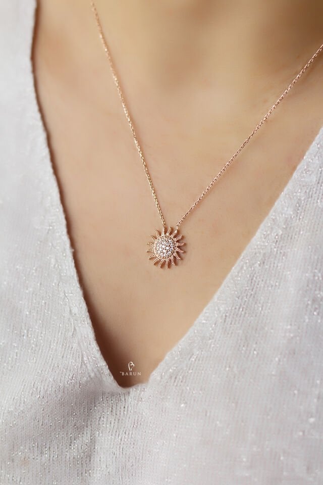 Güneş Model Beyaz Taşlı Yuvarlak 925 Ayar Gümüş Kolye