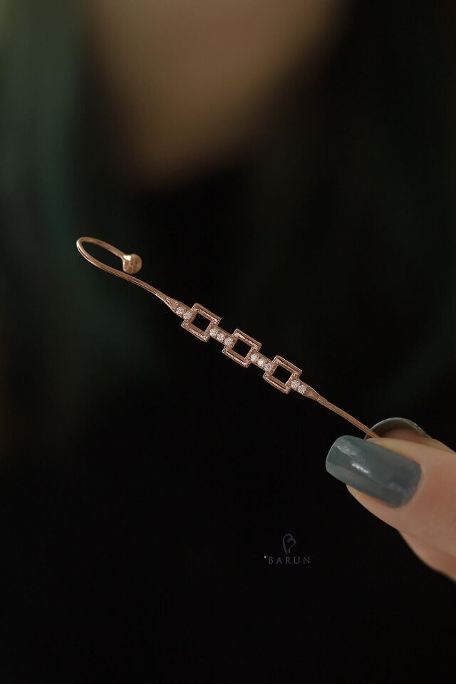 Kare Model Baston Kıkırdak 925 Ayar Taşlı Küpe