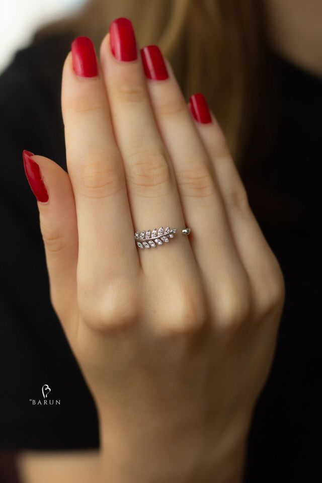 Yaprak Model Ayarlanabilir Beyaz Taşlı 925 Ayar Gümüş Yüzük