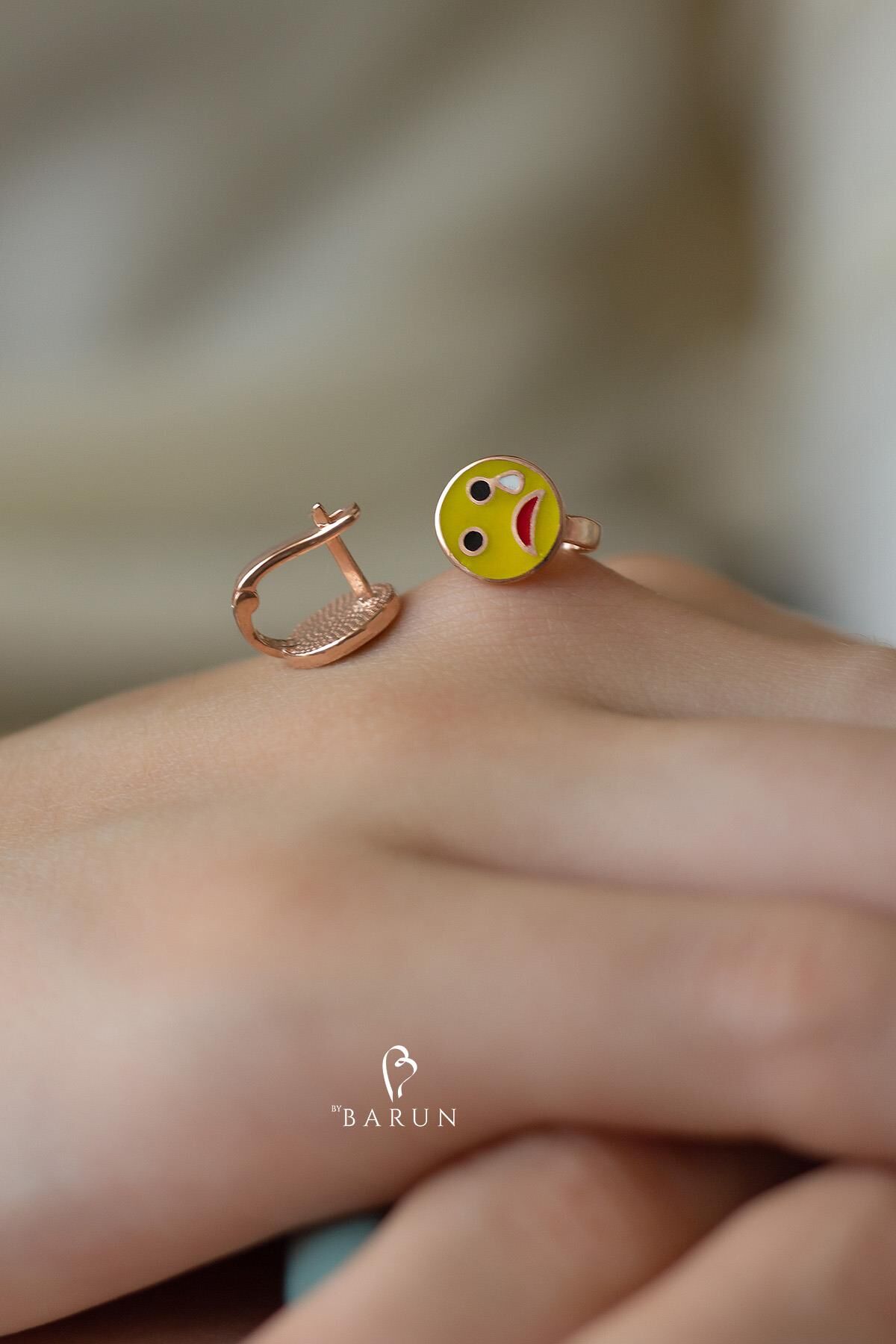 Emoji Tasarımlı Sarı Mineli Ağlayan Yüz Yuvarlak 925 Ayar Gümüş Küpe