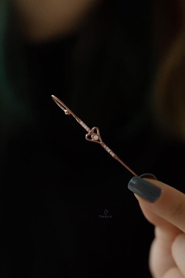 Kalp Model Baston Kıkırdak Yuvarlak Taşlı 925 Ayar Gümüş Küpe