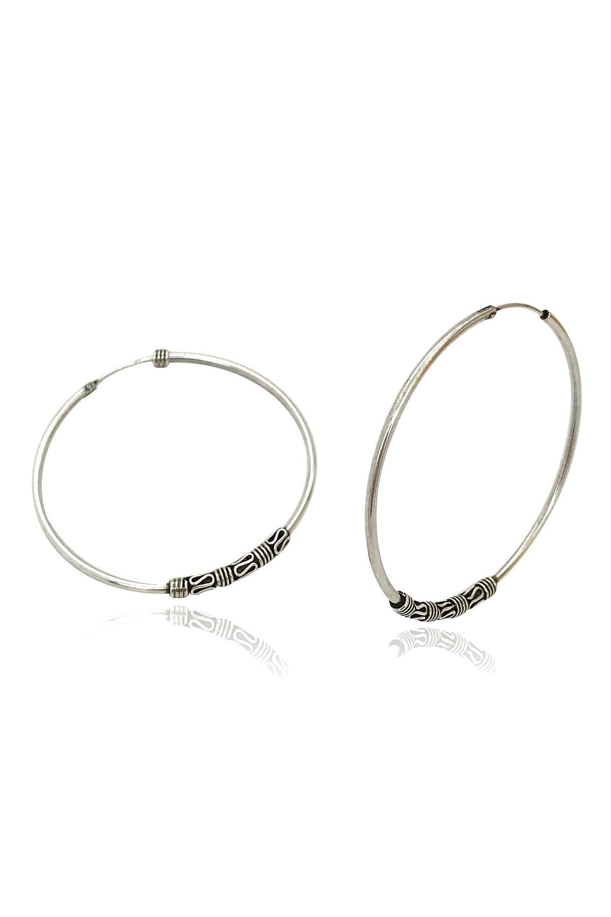 Yuvarlak Büyük Boy Desenli Gümüş Halka Küpe- Gümüş Rengi