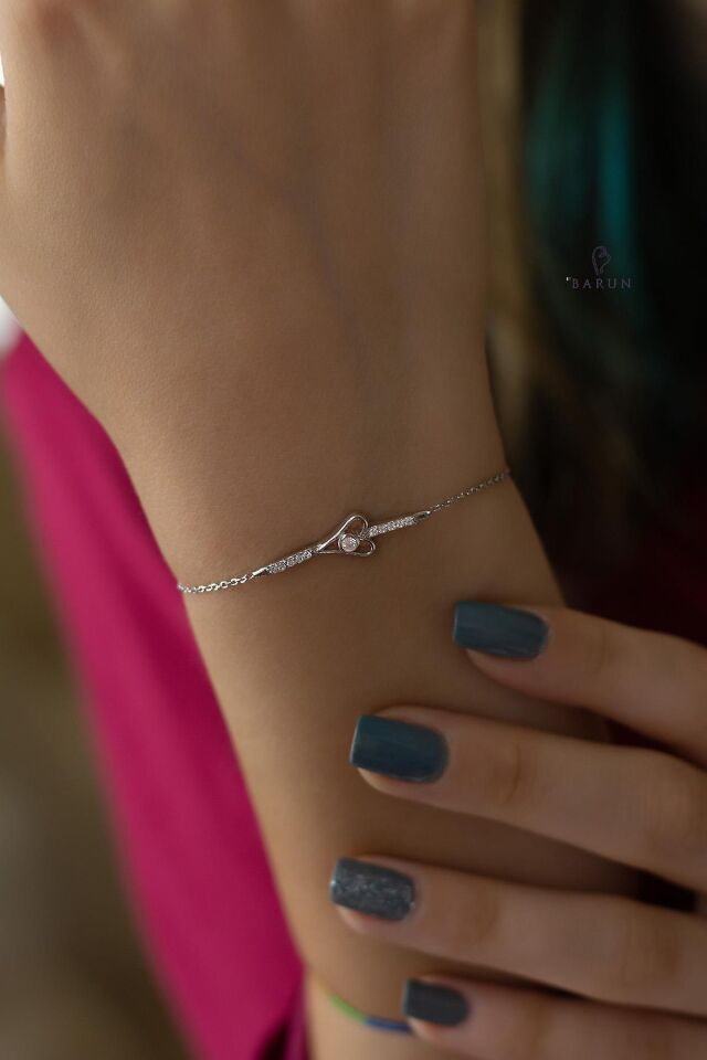 Kalp Model Yuvarlak Beyaz Taşlı 925 Ayar Gümüş Bileklik