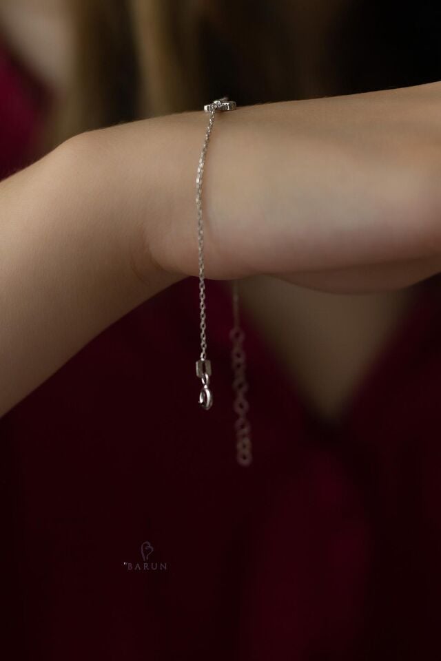 Kalp Model Yuvarlak Beyaz Taşlı 925 Ayar Gümüş Bileklik