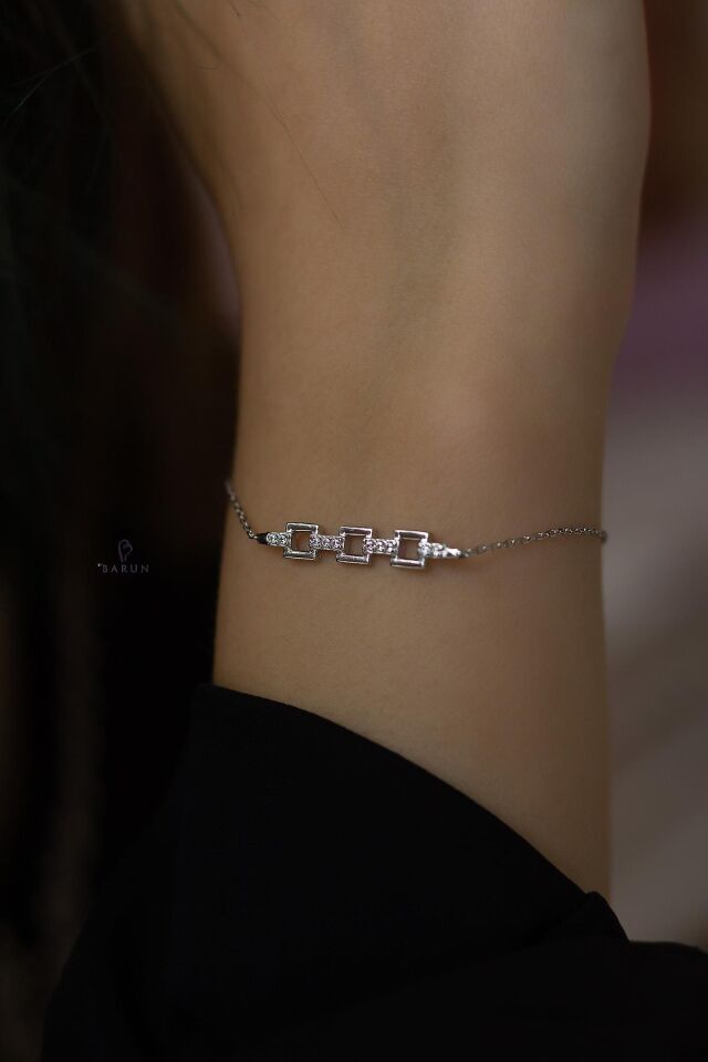 Kare Model Beyaz Taşlı 925 Ayar Gümüş Bileklik