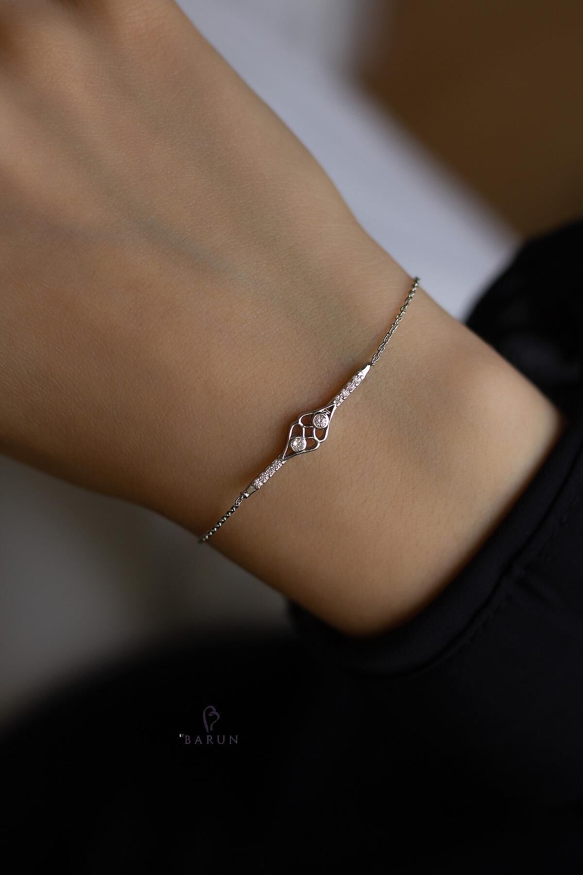 Beyaz Taşlı Oval Model 925 Ayar Gümüş Bileklik