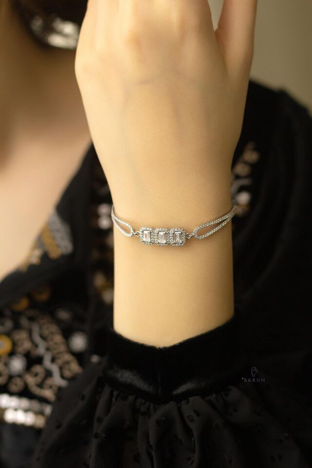 Baget Taşlı Pırlanta Model Kelepçe 925 Ayar Gümüş Bileklik