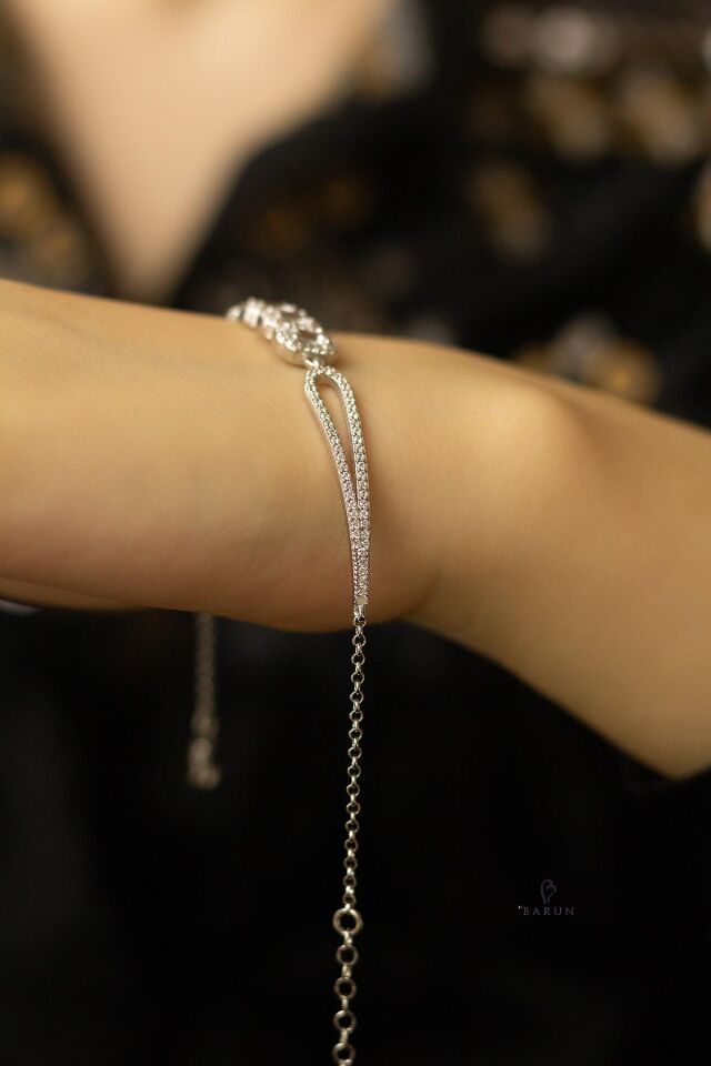 Baget Taşlı Pırlanta Model Kelepçe 925 Ayar Gümüş Bileklik