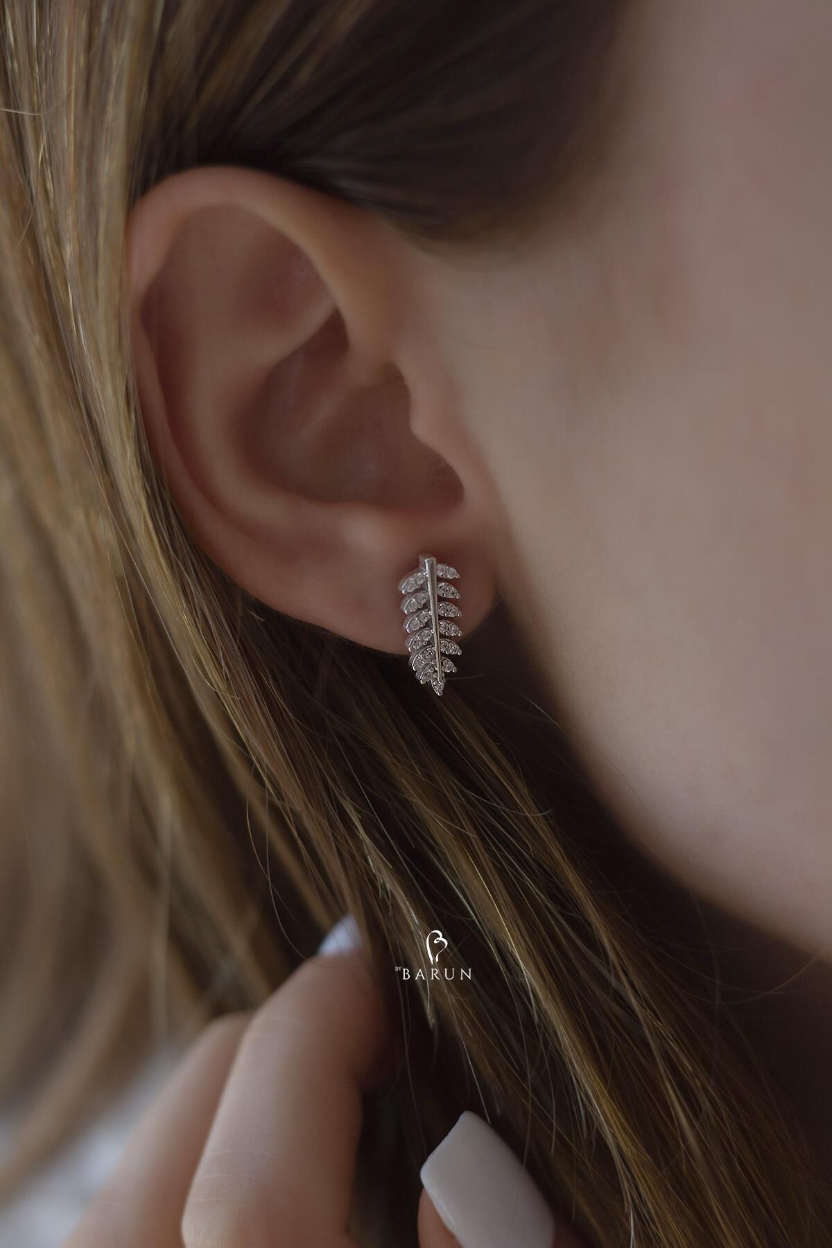 Yaprak Model Beyaz Taşlı 925 Ayar Gümüş Küpe