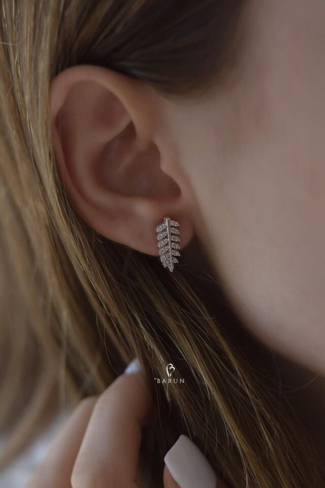 Yaprak Model Beyaz Taşlı 925 Ayar Gümüş Küpe