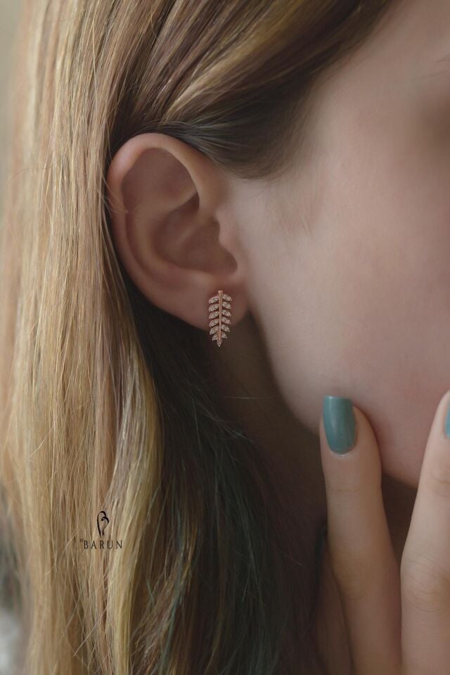 Yaprak Model Beyaz Taşlı 925 Ayar Gümüş Küpe