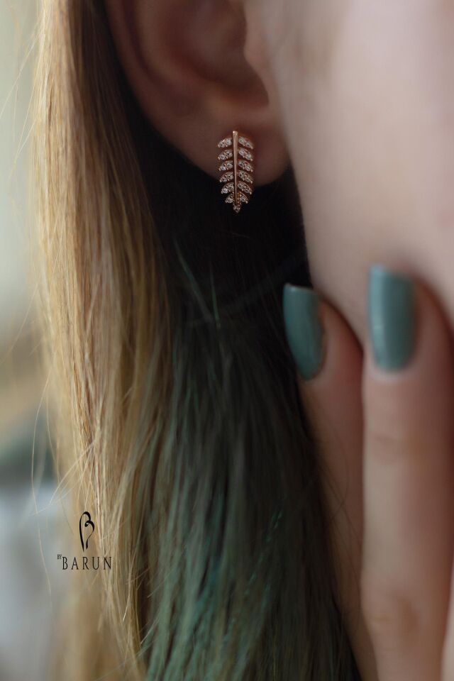 Yaprak Model Beyaz Taşlı 925 Ayar Gümüş Küpe