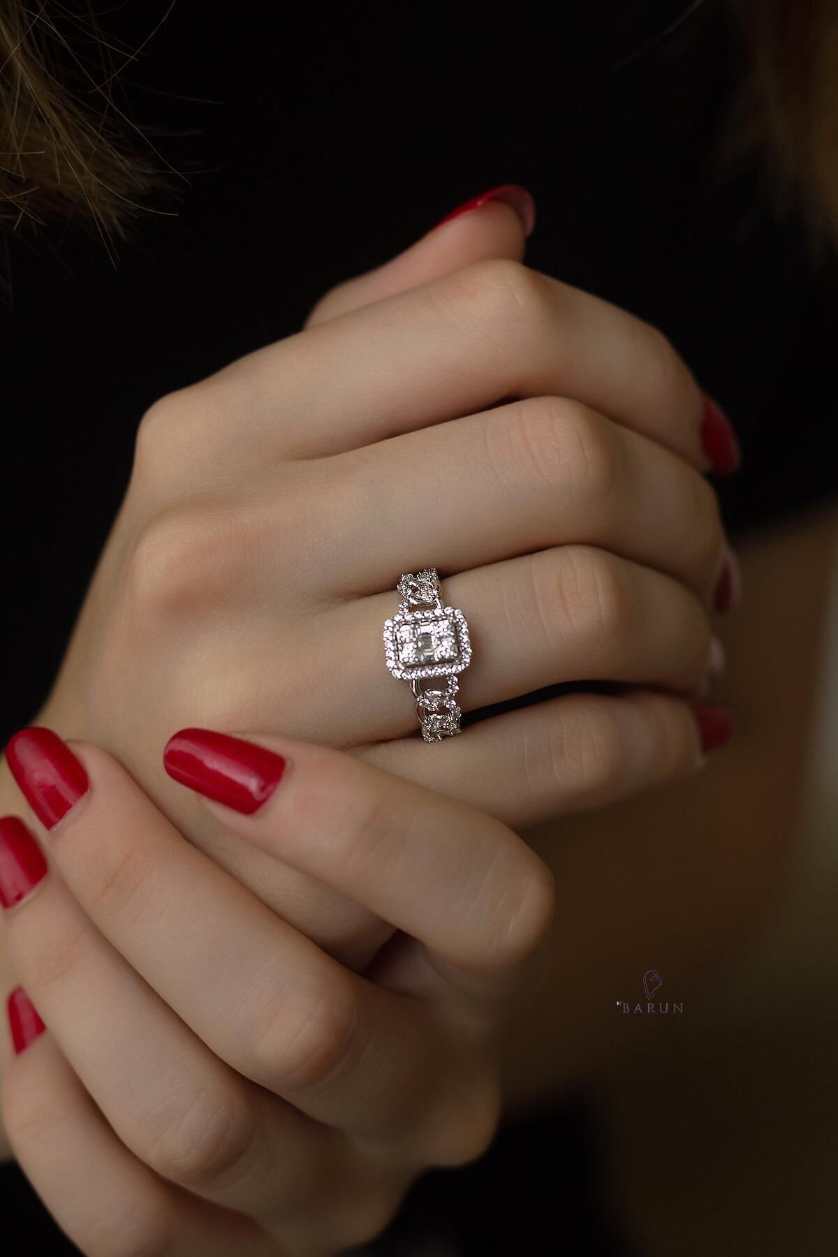 Yuvarlak  Baget Taşlı Pırlanta Model 925 Ayar Gümüş Zincir Yüzük