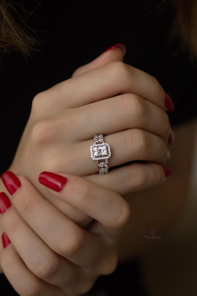 Yuvarlak  Baget Taşlı Pırlanta Model 925 Ayar Gümüş Zincir Yüzük