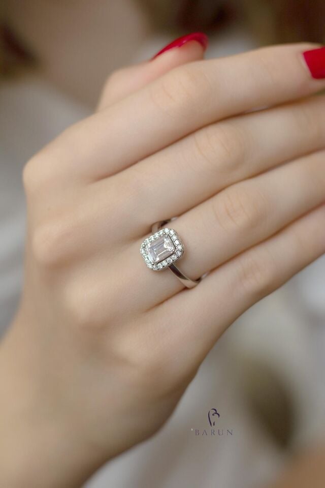 Baget Taşlı Pırlanta Görünümlü 925 Ayar Gümüş Yüzük Gümüş Rengi