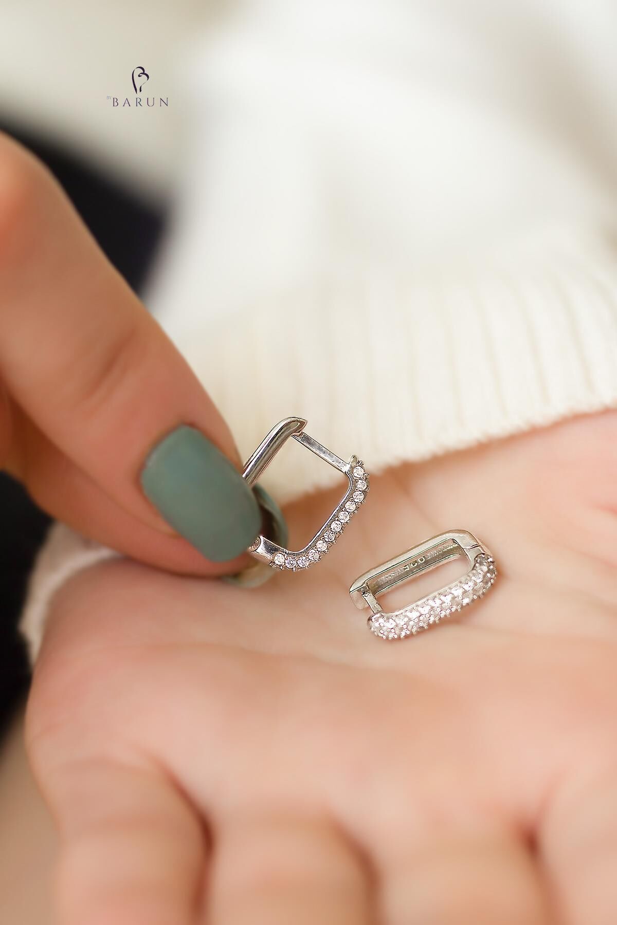 Üç Sıra Taşlı Dikdörtgen Model Beyaz Taşlı 925 Ayar Gümüş Halka Küpe