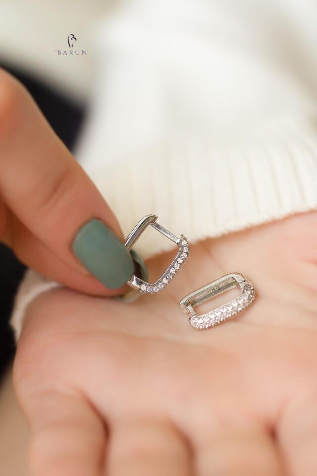 Üç Sıra Taşlı Dikdörtgen Model Beyaz Taşlı 925 Ayar Gümüş Halka Küpe