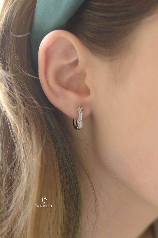 Üç Sıra Taşlı Dikdörtgen Model Beyaz Taşlı 925 Ayar Gümüş Halka Küpe