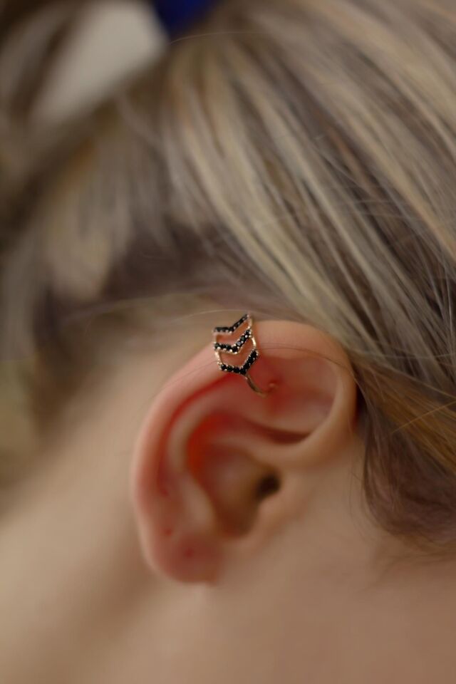 Siyah  Taşlı  Ok Model 925 Ayar Halka Gümüş Sıkıştırmalı Kıkırdak Küpe Earcuff