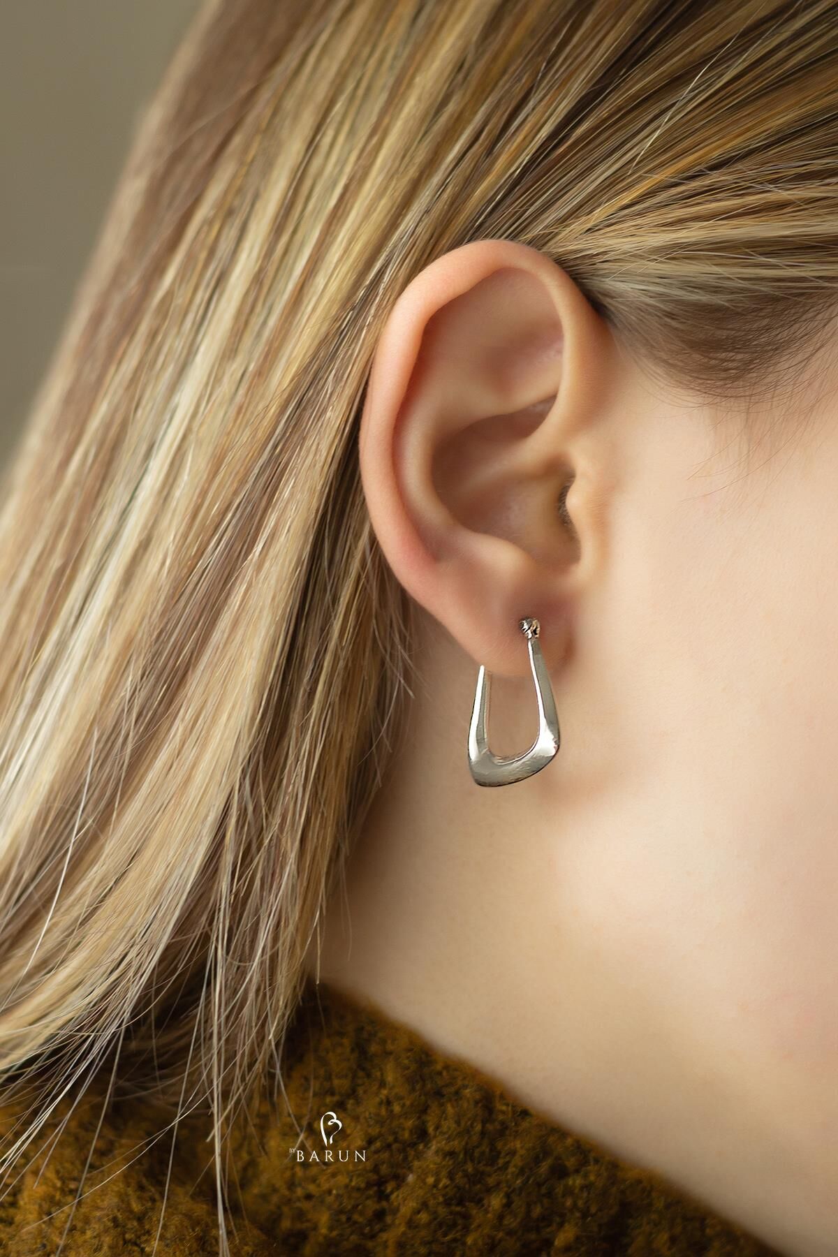 Gümüş Rengi Oval Bombe Model Halka 925 Ayar Gümüş Küpe