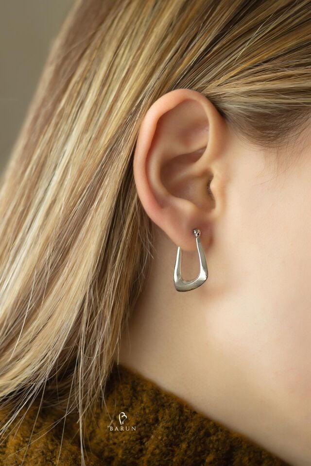 Gümüş Rengi Oval Bombe Model Halka 925 Ayar Gümüş Küpe