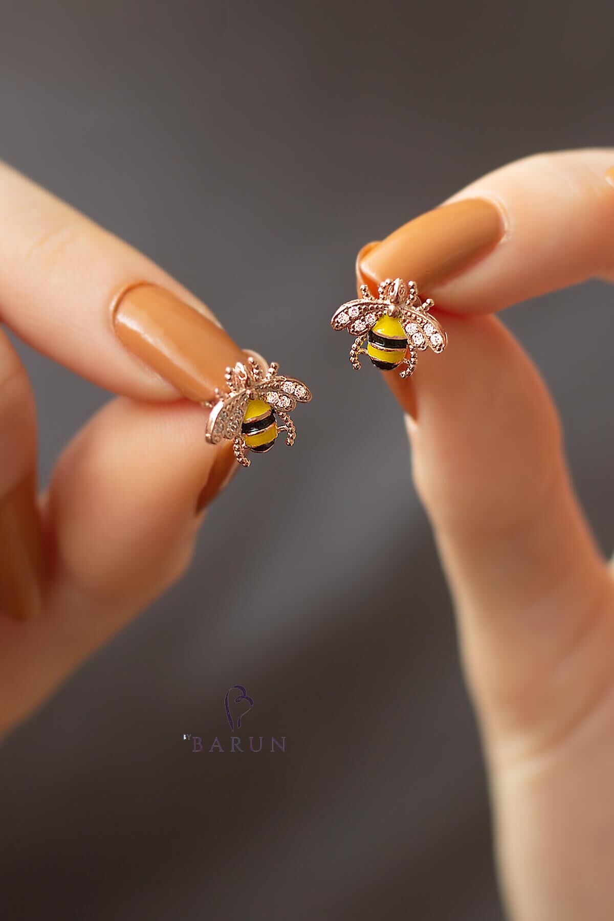 Arılı halka  küpe  Mineli Beyaz Taşlı Bereket Şans Sembolü 925 Ayar Gümüş Küpe