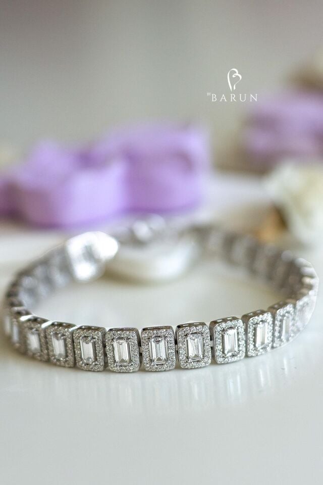 Su Yolu Baget Taşlı Kare Model Pırlanta Görünümlü 925 Ayar Gümüş Bileklik