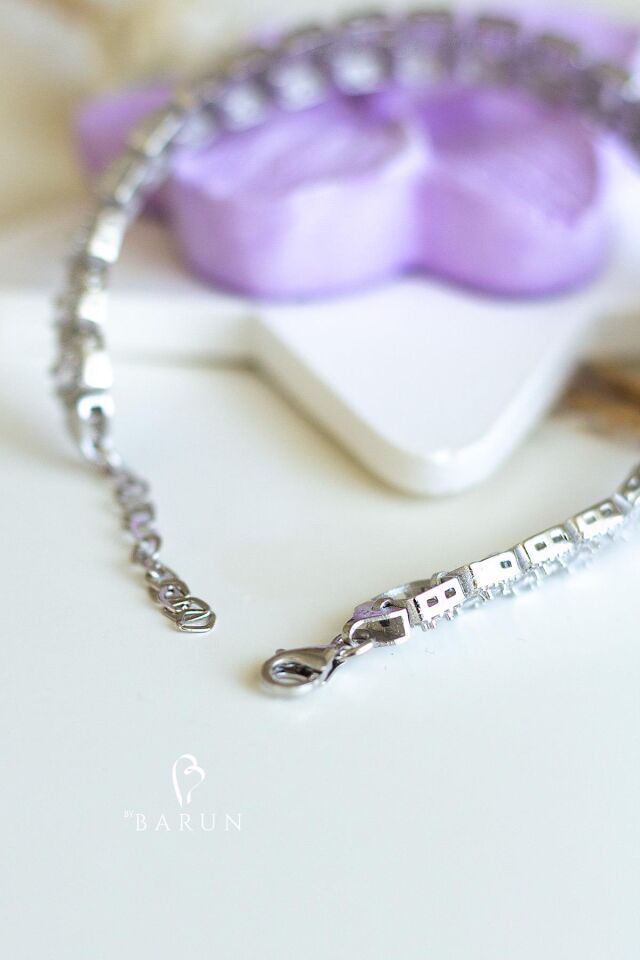 Su Yolu Baget Taşlı Kare Model Pırlanta Görünümlü 925 Ayar Gümüş Bileklik