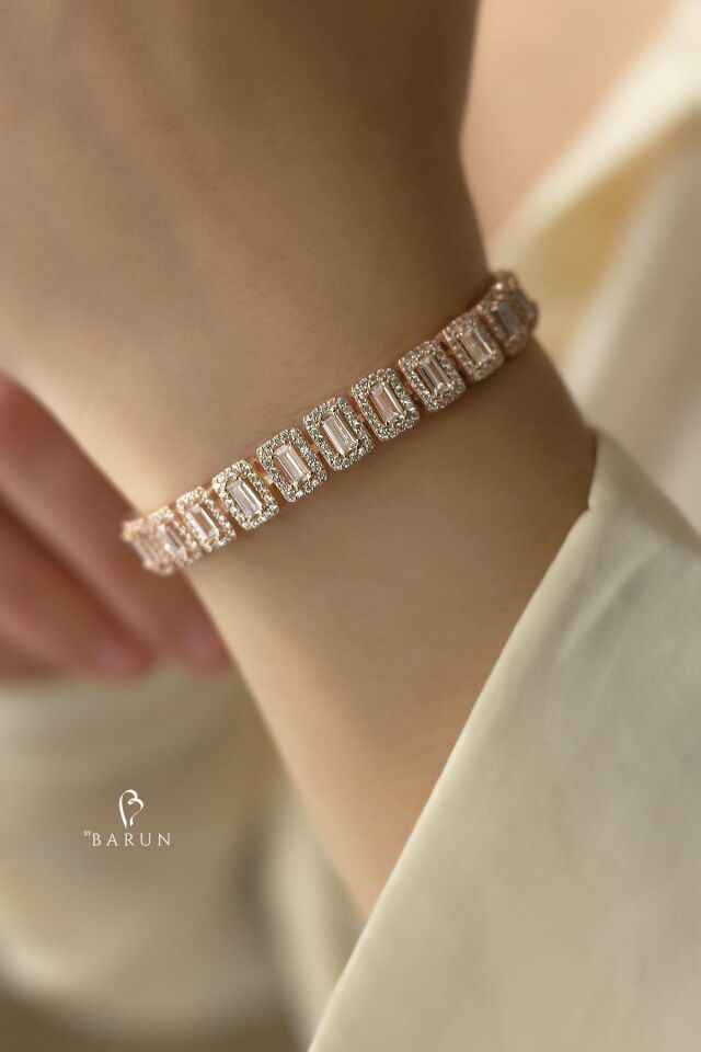 Su Yolu Baget Taşlı Kare Model Pırlanta Görünümlü 925 Ayar Gümüş Bileklik