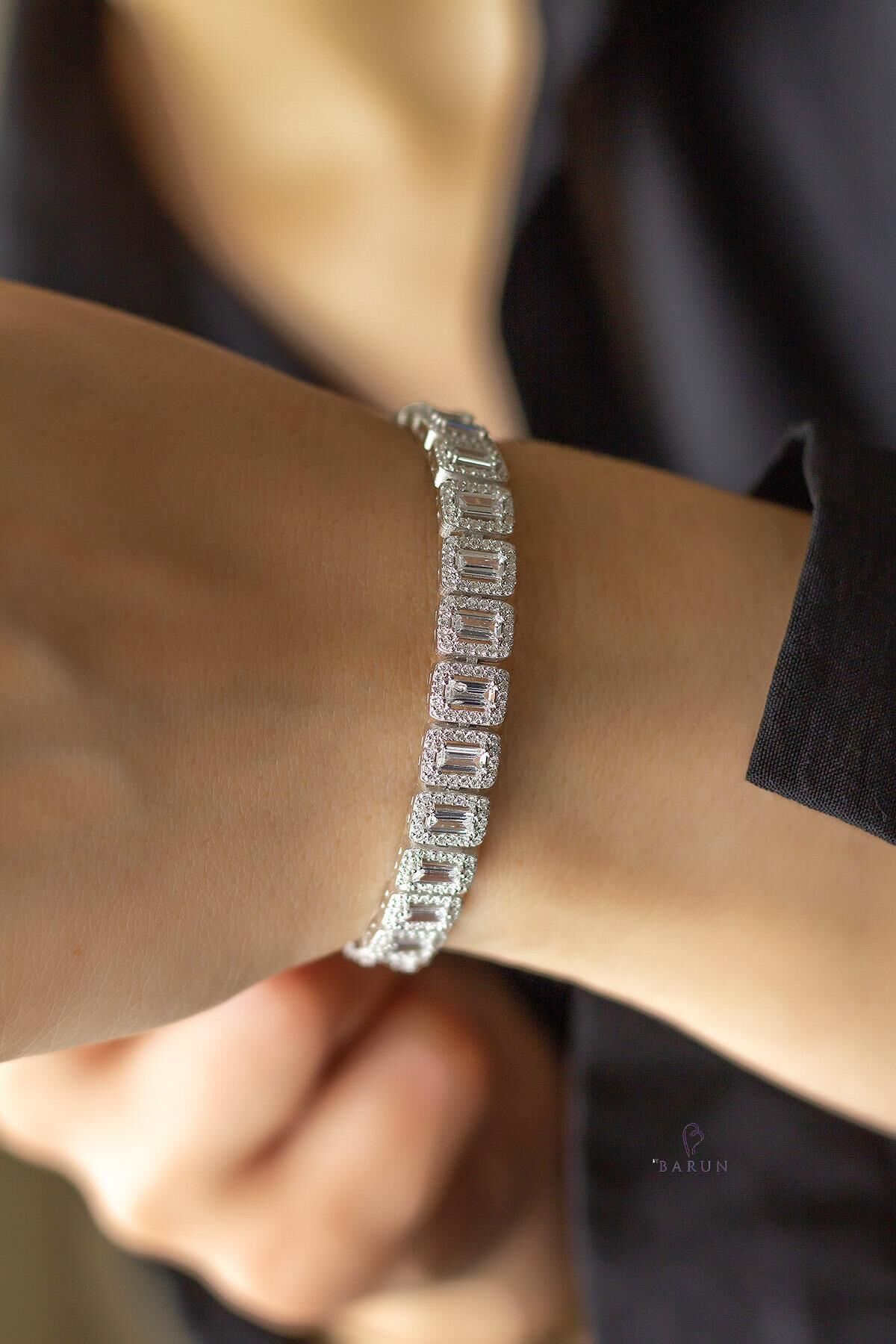 Su Yolu Baget Taşlı Kare Model Pırlanta Görünümlü 925 Ayar Gümüş Bileklik