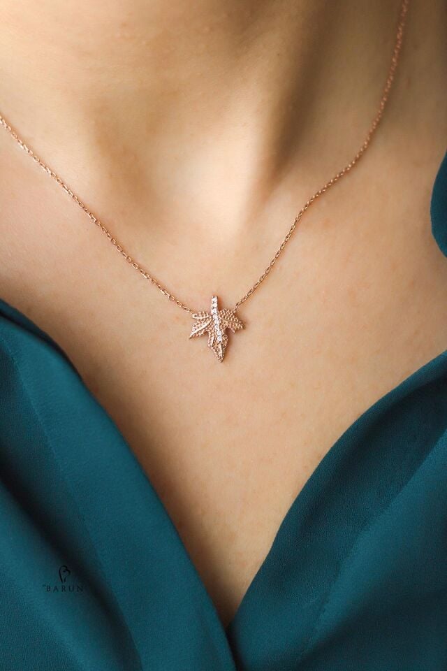 Çınar Yaprağı Beyaz Yuvarlak Taşlı 925 Ayar Yaprak Gümüş Kolye