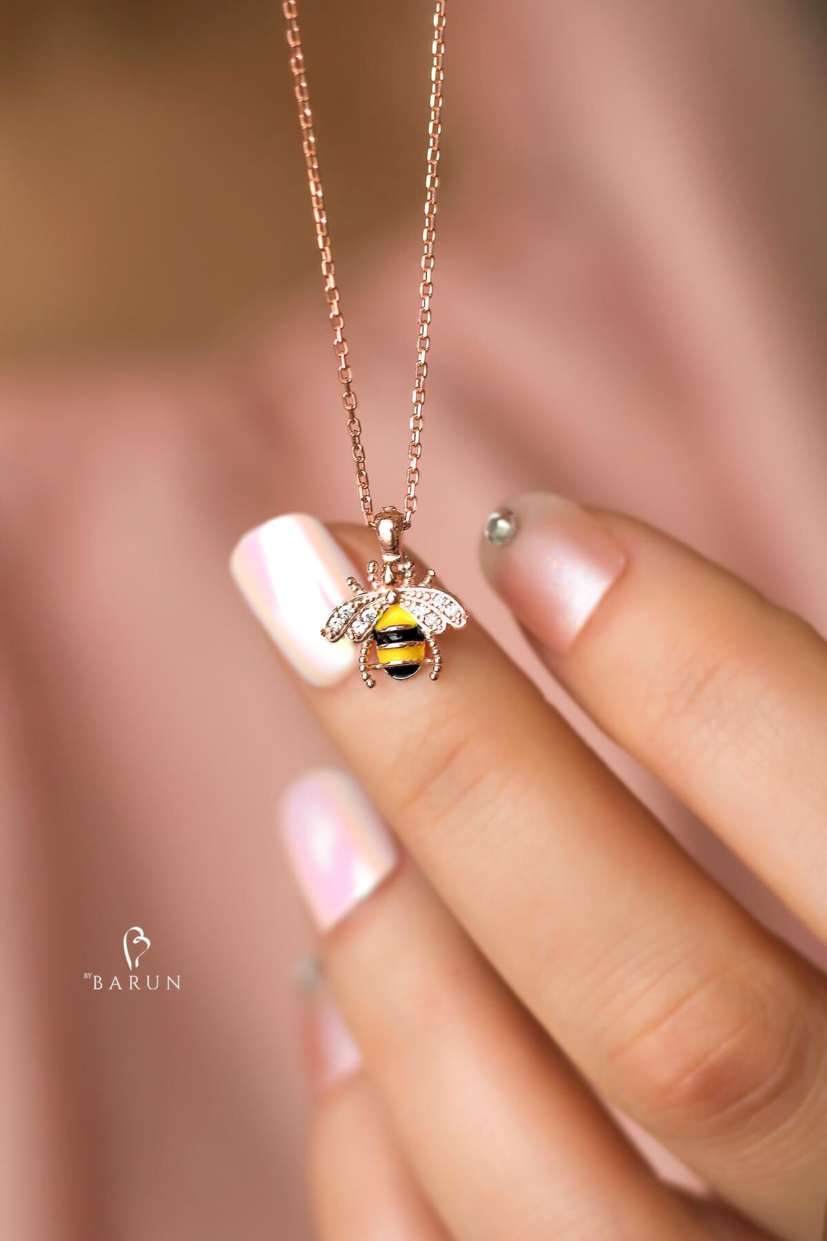 Arılı Model Mineli Beyaz Taşlı Bereket Şans Sembolü 925 Ayar Gümüş Zincir Kolye