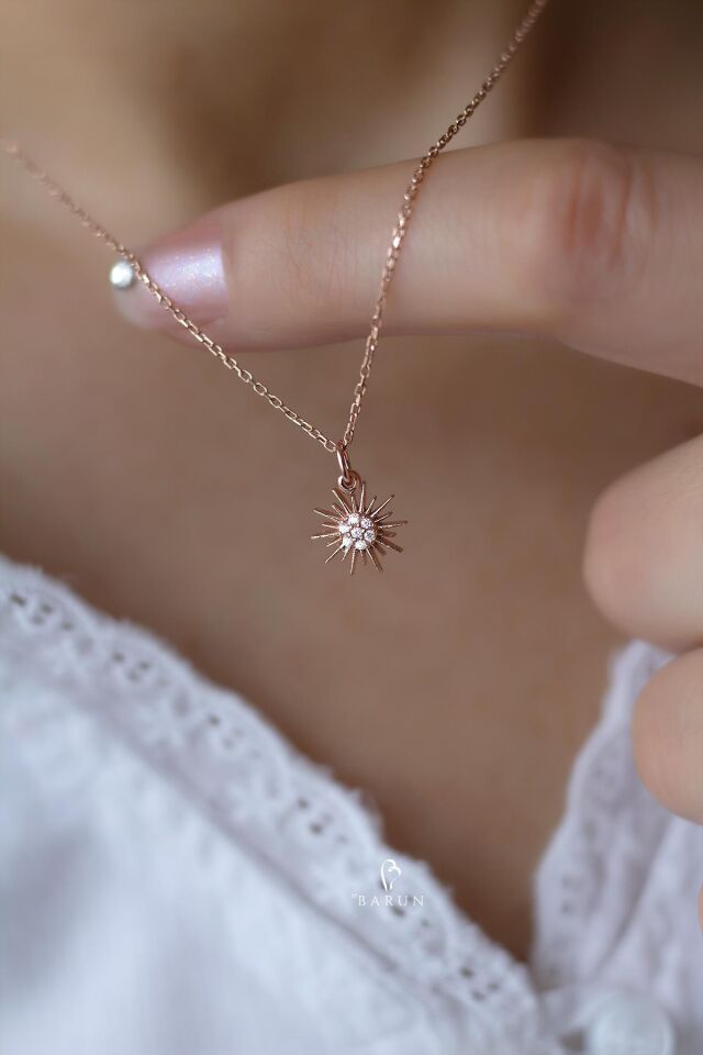 Güneş Model Beyaz Zirkon Taşlı 925 Ayar Minimalist Gümüş Kolye