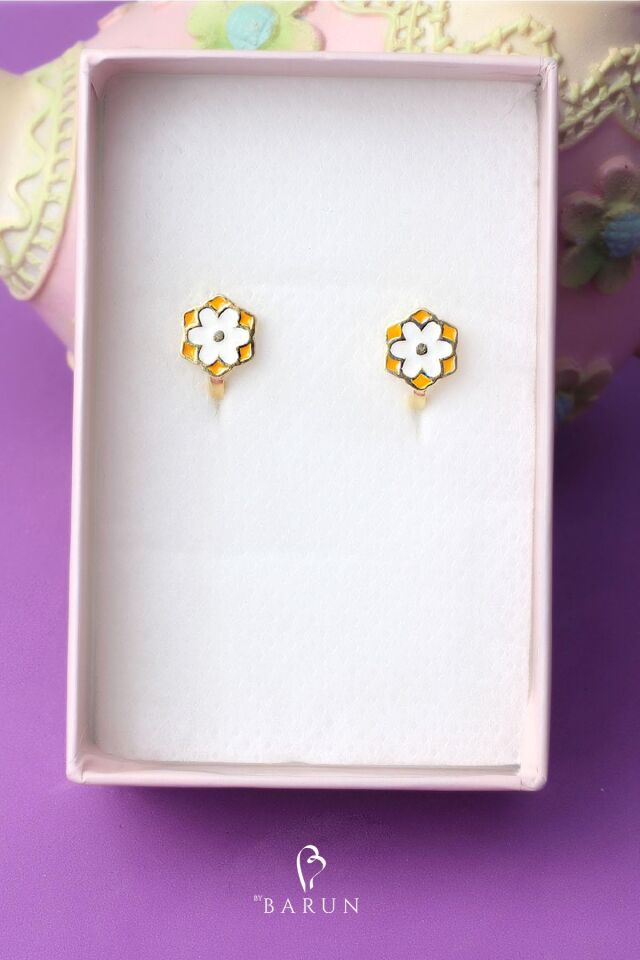 Papatya Çiçek Model Köşeli Mineli Kız Çocuk 925 Ayar Gümüş Küpe