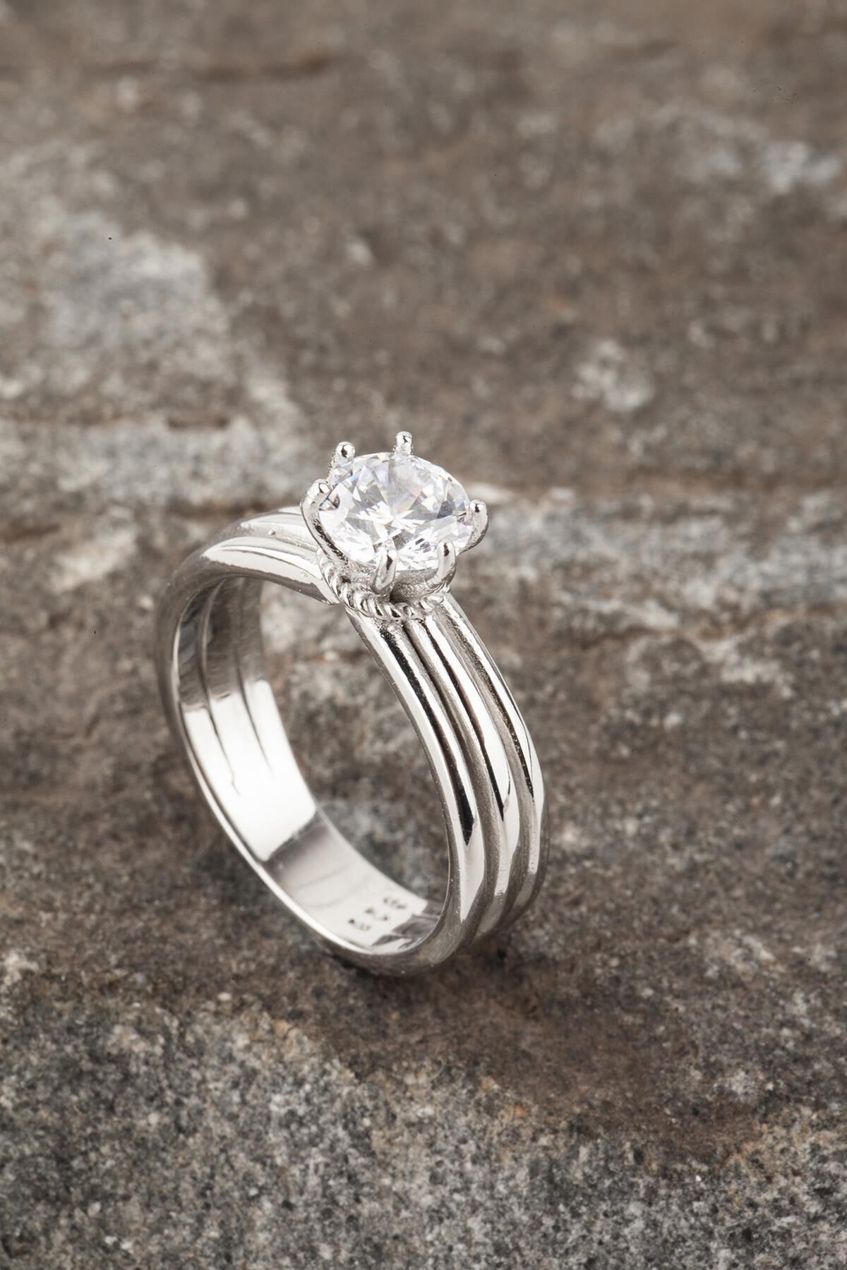 Tek Taş Yüzük  Baget Taşlı Pırlanta Görünümlü Alyans Model 925 Ayar Gümüş Yüzük