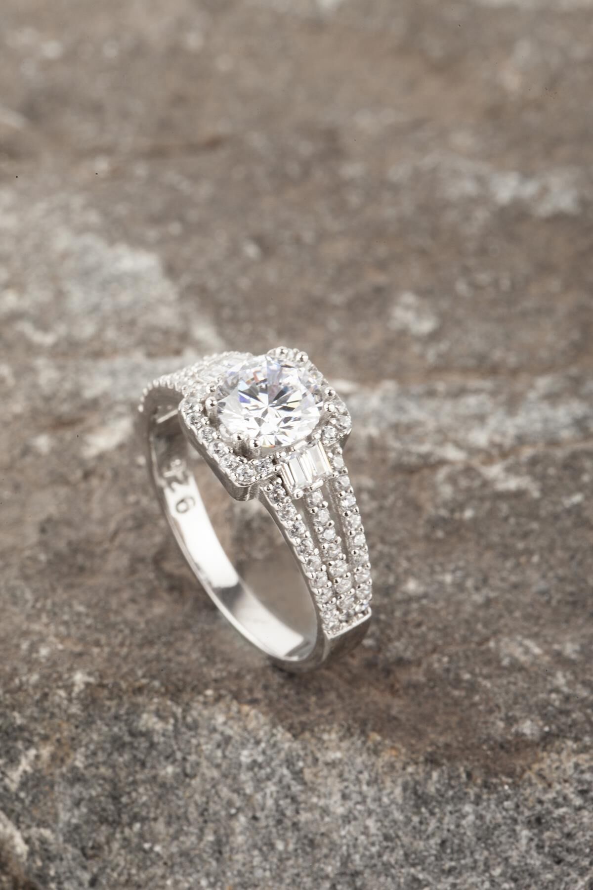 Yuvarlak Baget Taşlı Pırlanta Modelli Üç Sırataş Kare Gümüş Yüzük