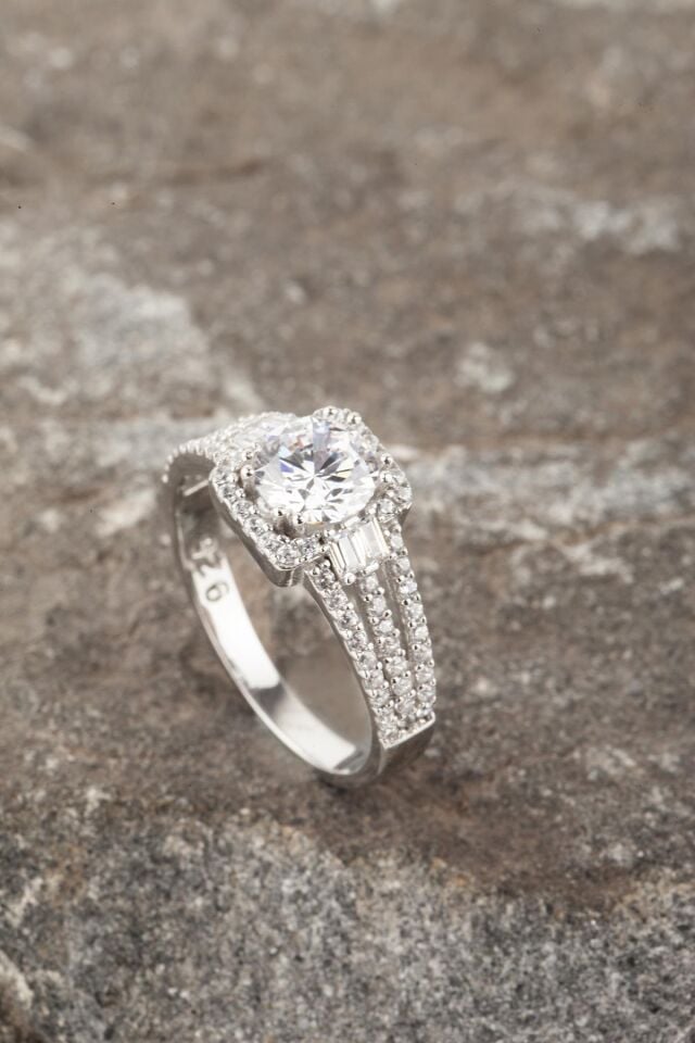 Yuvarlak Baget Taşlı Pırlanta Modelli Üç Sırataş Kare Gümüş Yüzük