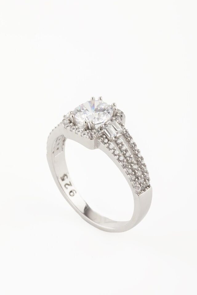 Yuvarlak Baget Taşlı Pırlanta Modelli Üç Sırataş Kare Gümüş Yüzük