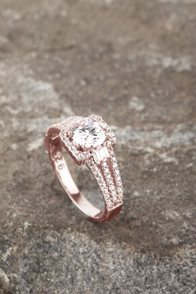 Yuvarlak Baget Taşlı Pırlanta Modelli Üç Sırataş Kare Gümüş Yüzük