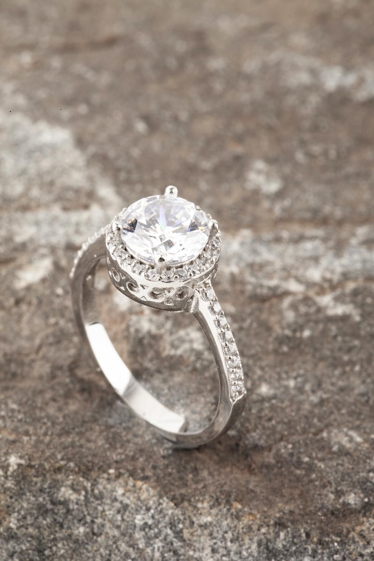 Yuvarlak Tek Taş Baget Model Pırlanta Görünümlü 925 Ayar Gümüş Yüzük