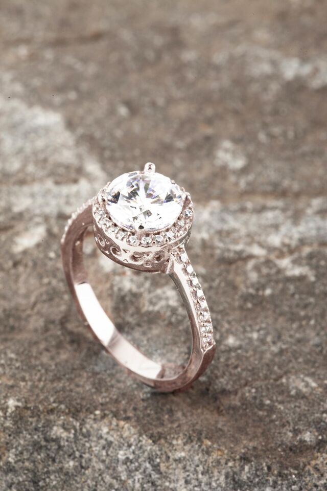 Yuvarlak Tek Taş Baget Model Pırlanta Görünümlü 925 Ayar Gümüş Yüzük