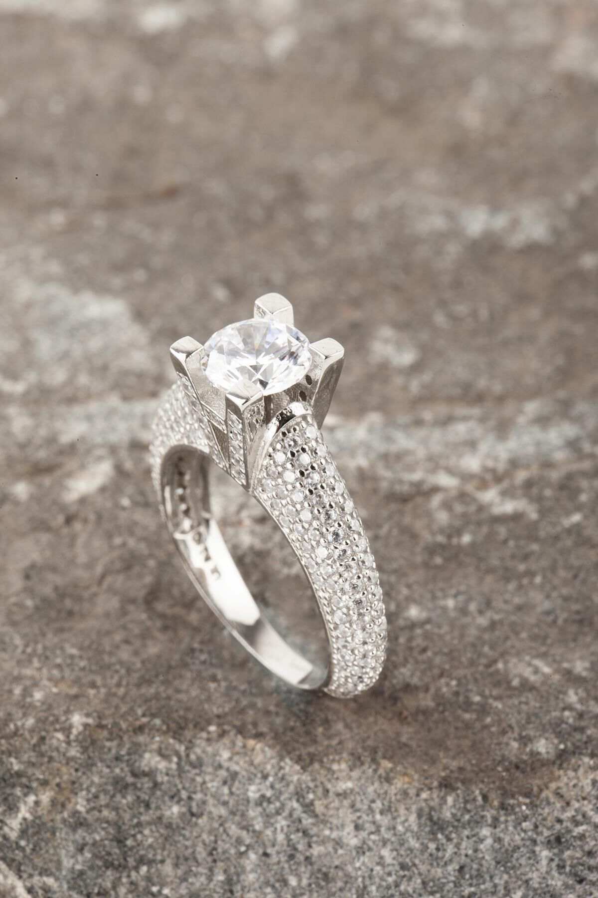 TekTaş Baget Model Pırlanta Görünümlü 925 Ayar Gümüş Yüzük