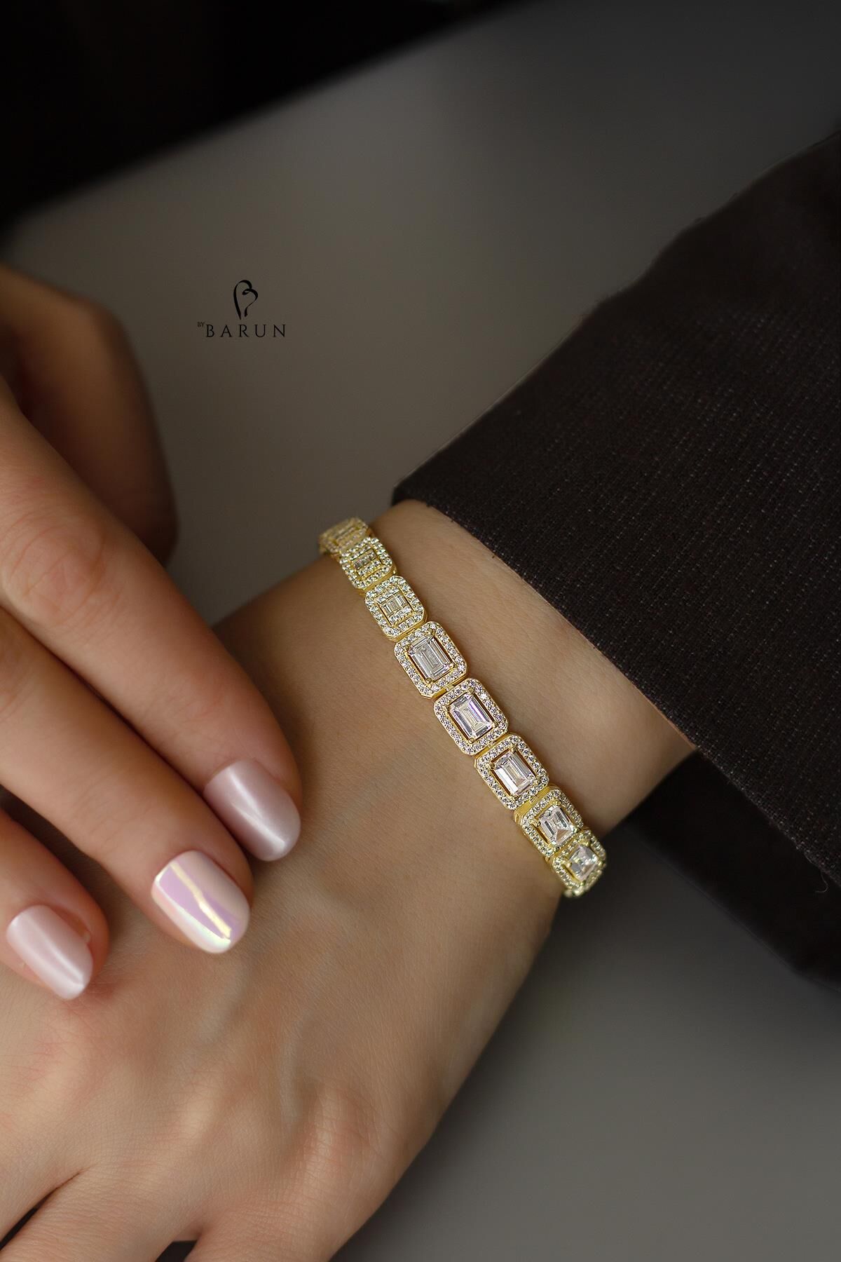 Su Yolu Baget Taşlı Dikdörtgen  Model Pırlanta Görünümlü 925 Ayar Gümüş Bileklik