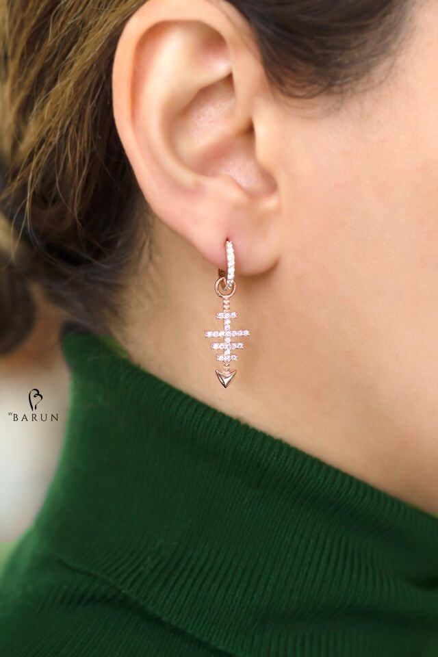 Balık Kılçığı Model Beyaz Taşlı 925 Ayar Gümüş Küpe