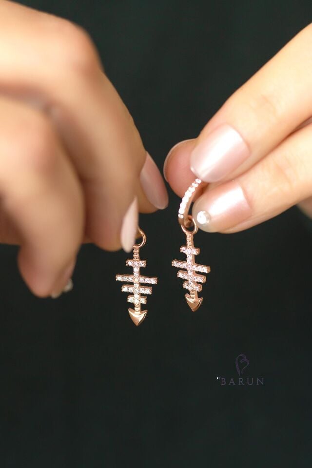 Balık Kılçığı Model Beyaz Taşlı 925 Ayar Gümüş Küpe