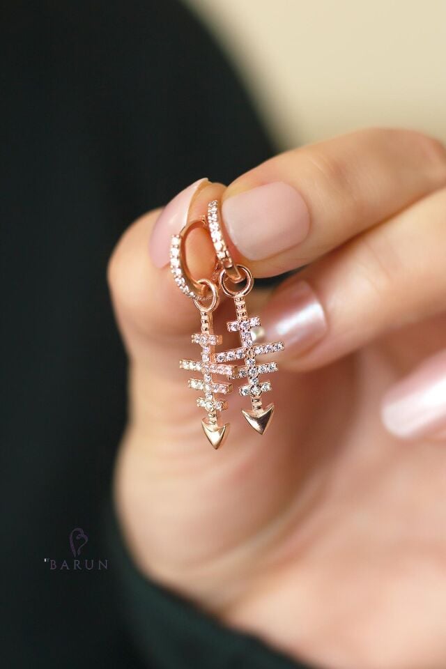 Balık Kılçığı Model Beyaz Taşlı 925 Ayar Gümüş Küpe