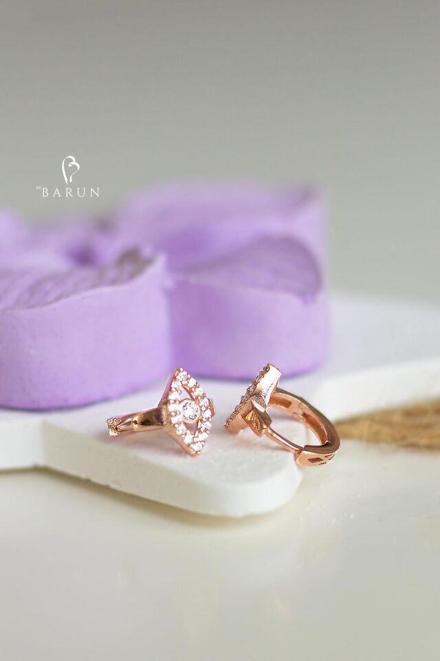 Göz Model Beyaz Zirkon Taşlı Yuvarlak 925 Ayar Gümüş Mini Küpe